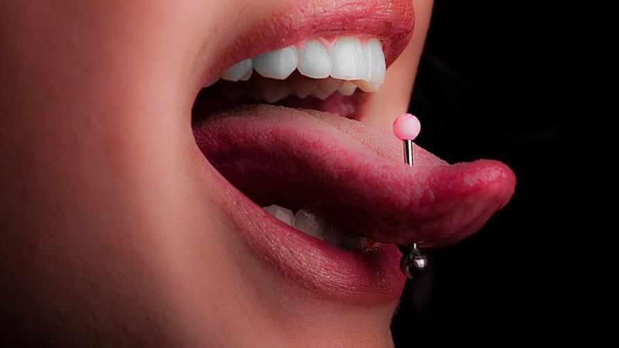 Кавалер спускает сперму на лицо и язык симпатичной крали с пирсингом в носу