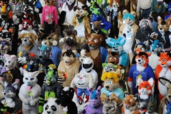 Dav lidí ve zvířecích kostýmech na největším furry srazu - Anthroconu