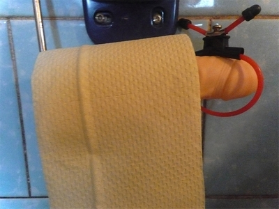 Umělý penis jako netradiční držák toaletního papíru