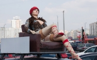 Robotická žena Táňa, usazená na střeše Kozlovova auta jako reklamní poutač
