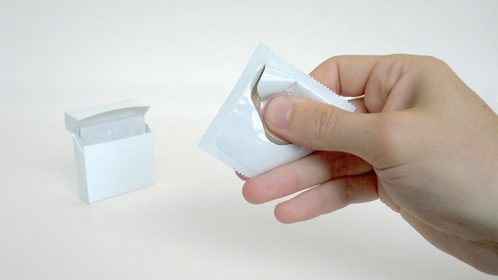 Kondom, který otevřete jednou rukou