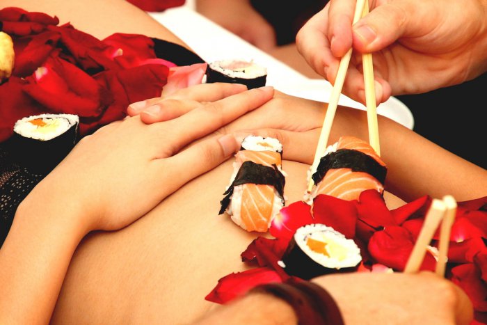 Body sushi - servírování na nahém těle