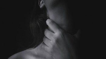Škrcení při sexu – vzrušující, ale nebezpečná sexuální praktika