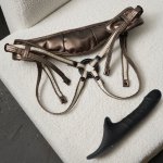 Realistický vibrační strapon s jazýčkem Strap-On-Me – vel. L