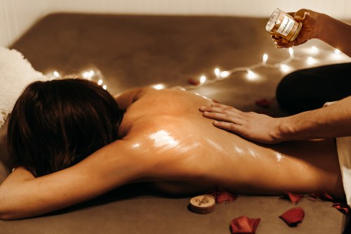 Afrodiziakální masážní svíčka MAGNETIFICO - Enjoy it! Coconut
