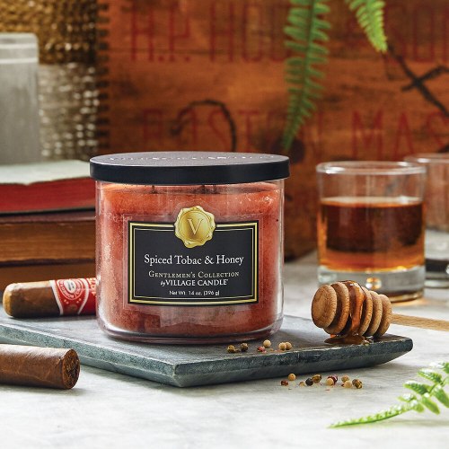 Vonná svíčka Village Candle – kořeněný tabák a med