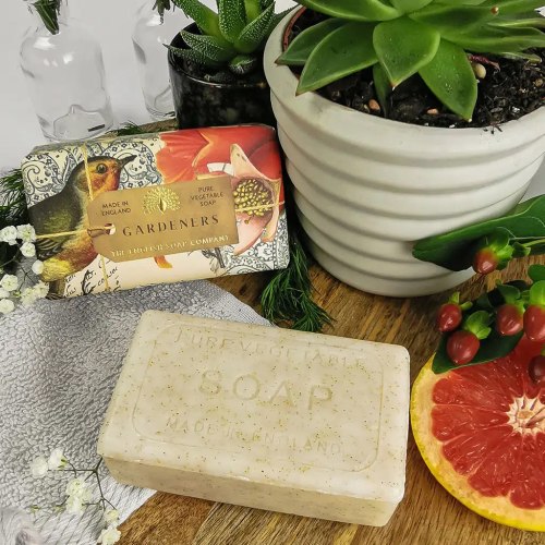 Luxusní peelingové tuhé mýdlo English Soap Company – růžový grapefruit