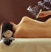 Moxováním můžete vytvořit slušné popáleniny. Moxováním můžete vytvořit slušné popáleniny.