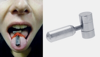 Pokud vlastníte piercing jazyka, Tongue Joy se dá připevnit i na něj. V opačném případě je nutné použít přiloženou gumičku.