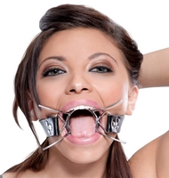 Kontrukce pavoučího roubíku znemožňuje nositeli jeho vyjmutí z úst