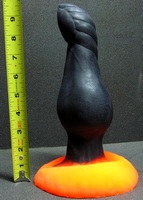 Napodobenina penisu bájného ptáka fénixe. Tato XL varianta dosahuje délky 23 cm, je k dostání v e-shopu exotic-erotics.com za 115 dolarů, tedy 2300 korun.