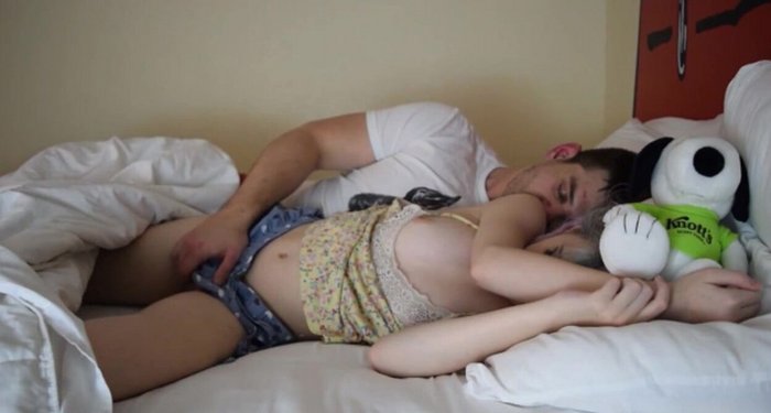 sexsomnie, spící muž obtěžuje spící ženu 