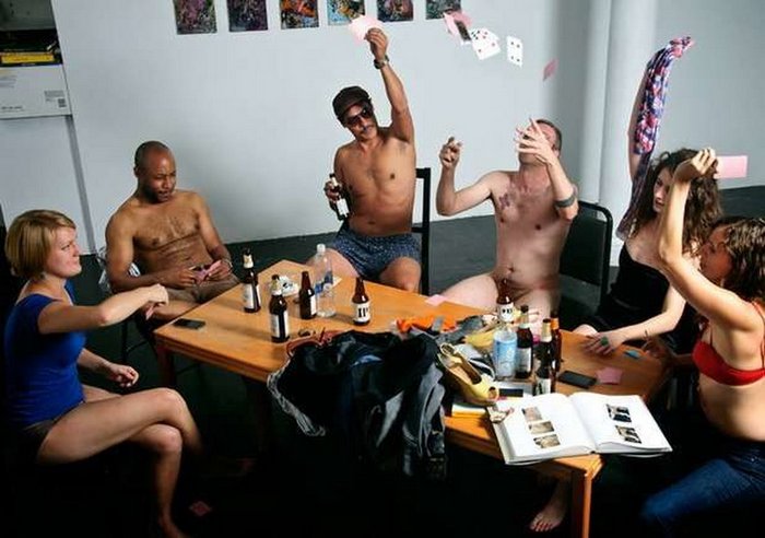 strip poker ve skupině přátel