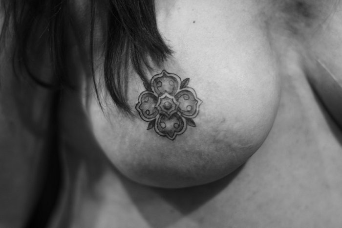 bradavka dvorec prso tetování