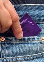 V kapse se prezervativ může poškodit.