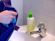 Čištění latexu mýdlem a vodou