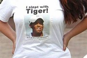 Žena s nápisem 'Vyspala jsem se s Tigerem' na tričku.