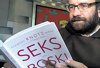 Polský sexuální guru - kněz Ksawery Knot se svou knihou Erotika Katolíka