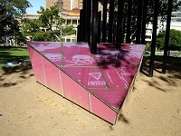 Růžový trojúhelník - památník pro homosexuální oběti nacismu v Sydney 