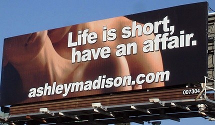 Kontroverzní billboard v San Fernando Valley na erotickou seznamku.